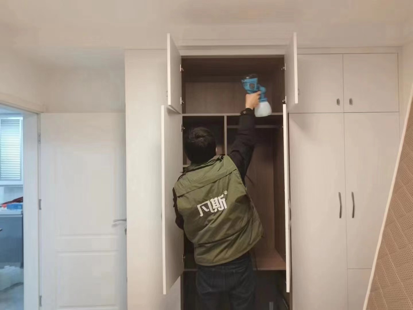 衣柜甲醛異味大，哪些方法更適合除甲醛呢