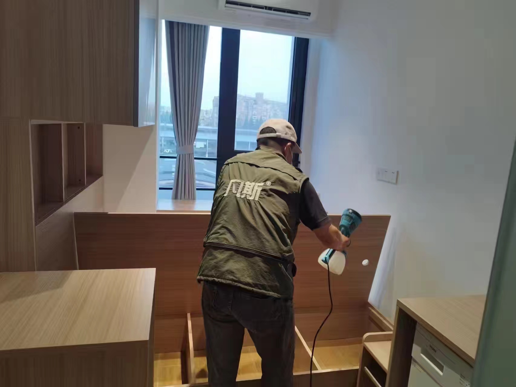 隔壁鄰居刷完墻面后味道很刺鼻，油漆涂料里含有甲醛嘛？