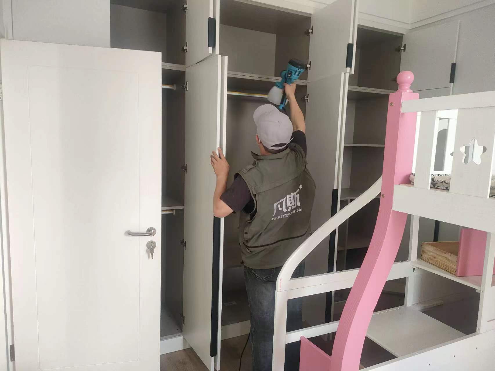 新買(mǎi)的衣柜味道很大，是不是甲醛超標(biāo)了